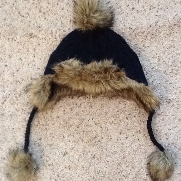 Hollister Accessories - HOLLISTER CABLE KNIT POM POM RUSSIAN TRAPPER HAT